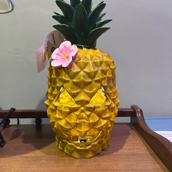 SPOOKY SUMMER 12in LED Resin Pineapple Skull With Floral Accent NWTS - Picture 10 of 11